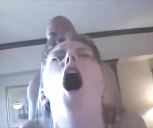 Sarışın Milf yayılır seks videosu açılsın ve sarışın ile oynuyor