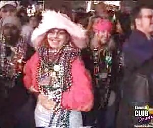İki sıcak kız bir çocuğa hükmediyor, yeni seks videosu bir çift tasma